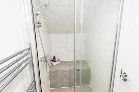 En-suite Photo 2