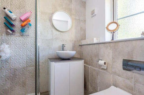 Ensuite shower ro...