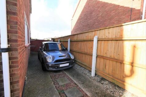 SIDE DRIVEWAY