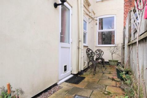SIDE PATIO