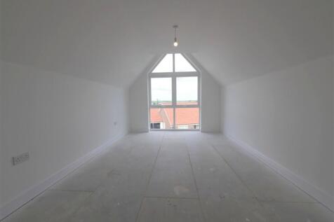 PRINCIPAL BEDROOM...