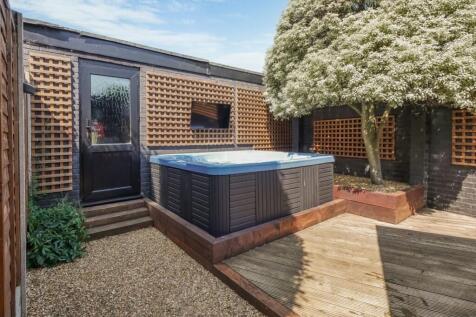 HOT TUB1
