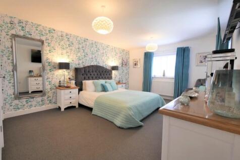 PRINCIPAL BEDROOM...