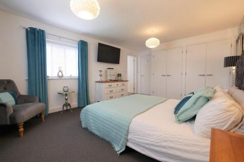 PRINCIPAL BEDROOM...
