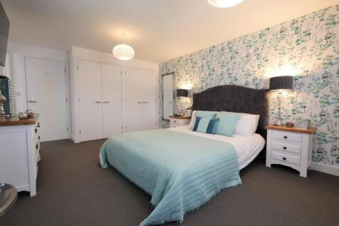 PRINCIPAL BEDROOM...