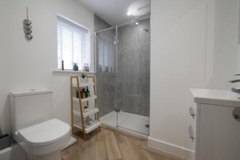 PRINCIPAL BEDROOM...