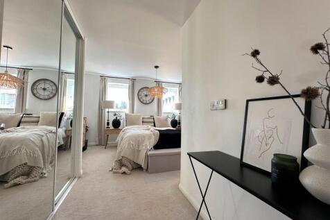 PRINCIPAL BEDROOM...