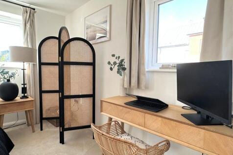PRINCIPAL BEDROOM...