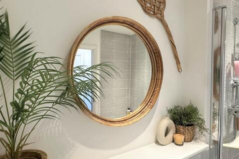 FAMILY BATHROOM F...