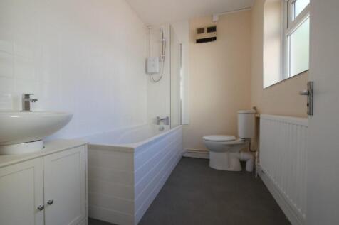 GROUND FLOOR BATH...