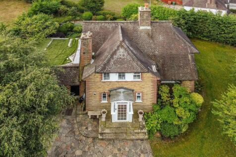 TUDOR CLOSE, 15 DRONE (1).jpg