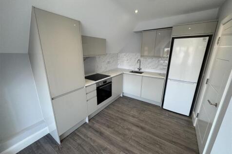 Kitchen/ Lonuge