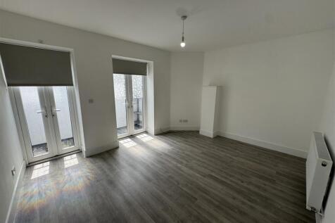 Basement bedroom with garden