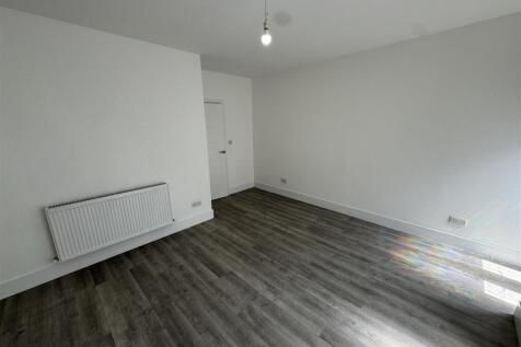 Basement bedroom with garden