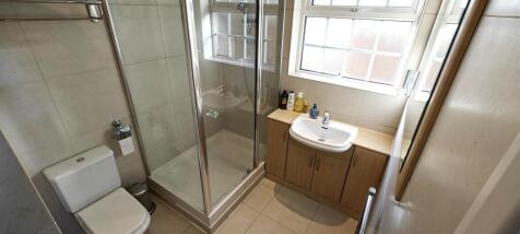 En-suite to Bed 1