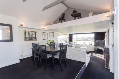 DINING/FAMILY AREA