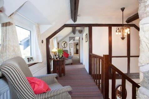 FIRST FLOOR LANDING