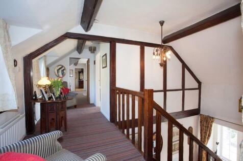 FIRST FLOOR LANDING