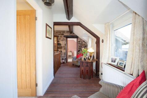 FIRST FLOOR LANDING