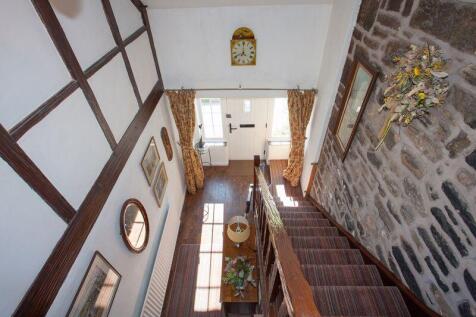 FIRST FLOOR LANDING