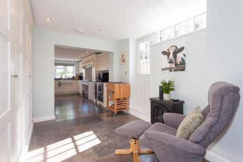 L SHAPED DINING SITTING AREA