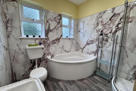 EN-SUITE BATHROOM