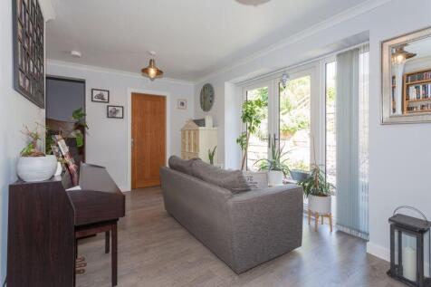 GARDREN/FAMILY ROOM