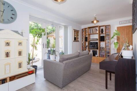 GARDREN/FAMILY ROOM