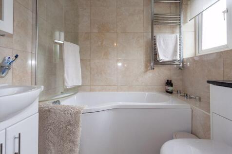 EN-SUITE BATHROOM
