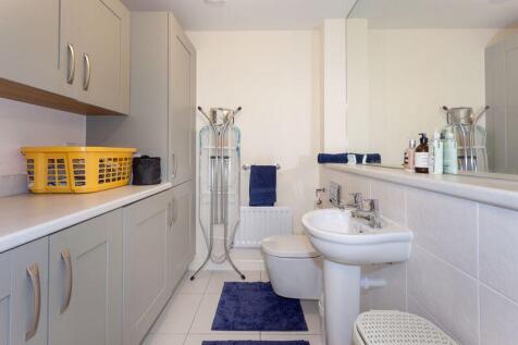 CLOAKROOM/UTILITY