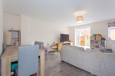 OPEN PLAN LIVING DINING AREA