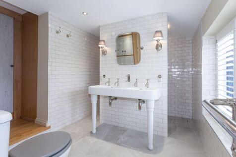 MASTER EN-SUITE