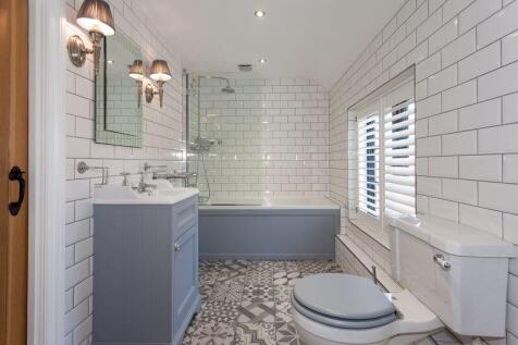 EN-SUITE BATHROOM
