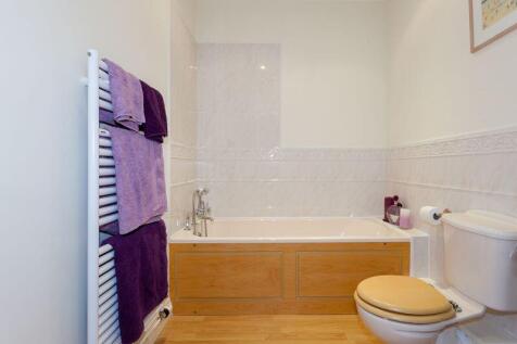 EN-SUITE BATHROOM