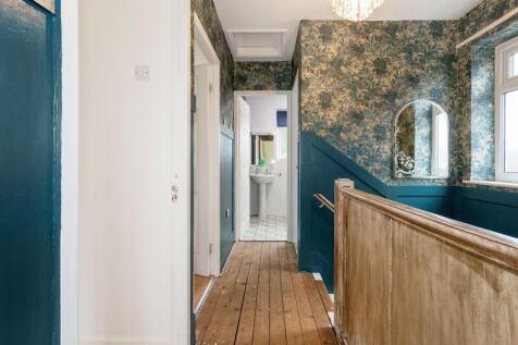 FIRST FLOOR LANDING