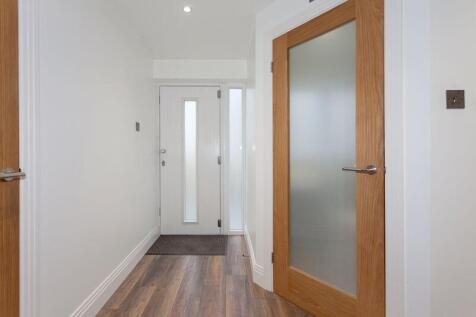 L-SHAPED ENTRANCE HALL