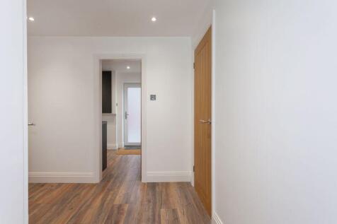 L-SHAPED ENTRANCE HALL