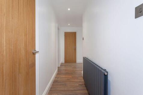 L-SHAPED ENTRANCE HALL