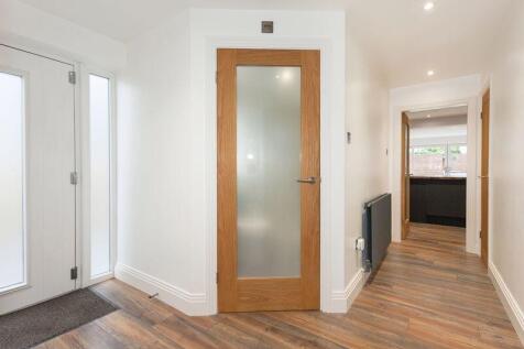 L-SHAPED ENTRANCE HALL