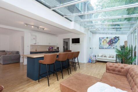 OPEN PLAN LIVING KITCHEN/GARDEN ROOM