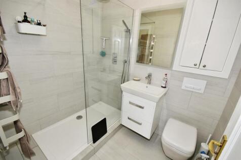 c3160ac1-1En-suite.JPG