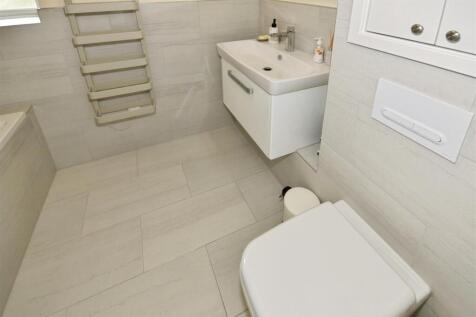 f8e016c8-1Bathroom1-2.JPG