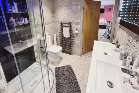 Jack and Jill en suite