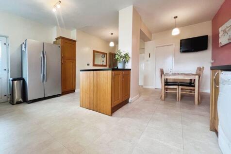 Open plan kitchen/diner/family area