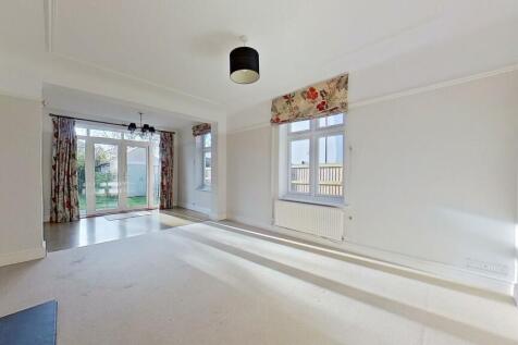 DINING/FAMILY ROOM