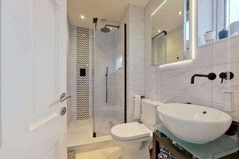 EN-SUITE SHOWER ROOM