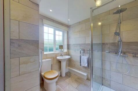 EN-SUITE SHOWER ROOM