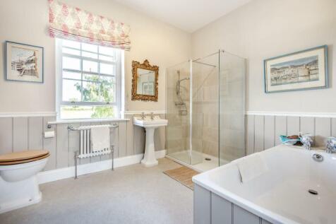 EN SUITE BATHROOM/DRESSING ROOM