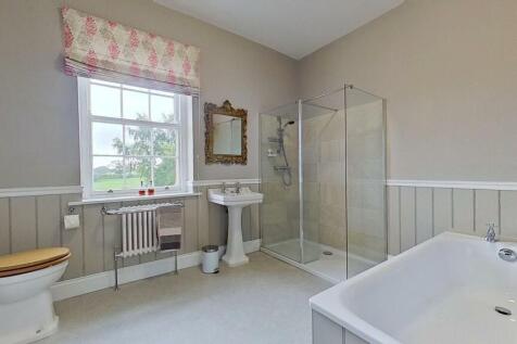 EN SUITE BATHROOM/DRESSING ROOM