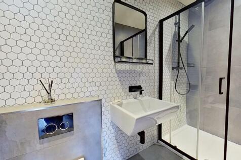 EN-SUITE SHOWER ROOM